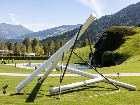 Skulptur ohne Titel von Werner Feiersinger: Industriell wirkende Metallkonstruktion mit klaren Formen vor den Swarovski Kristallwelten.