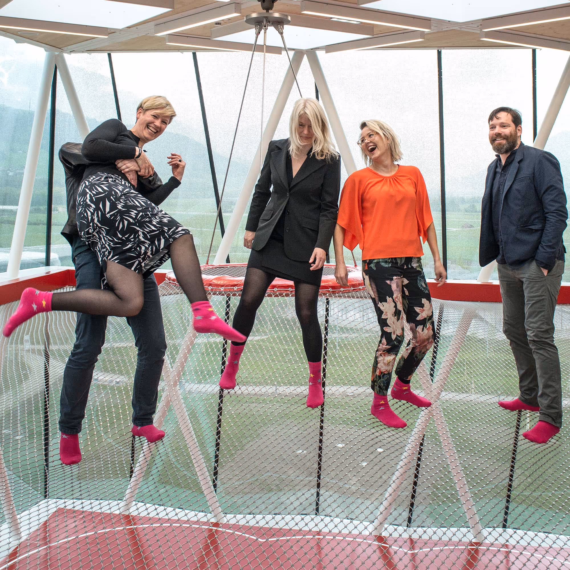 Snøhetta, norwegisches Architekturbüro, 2015 im Gruppenporträt mit mehreren Mitgliedern im Spielturm im Park der Swarovski Kristallwelten.