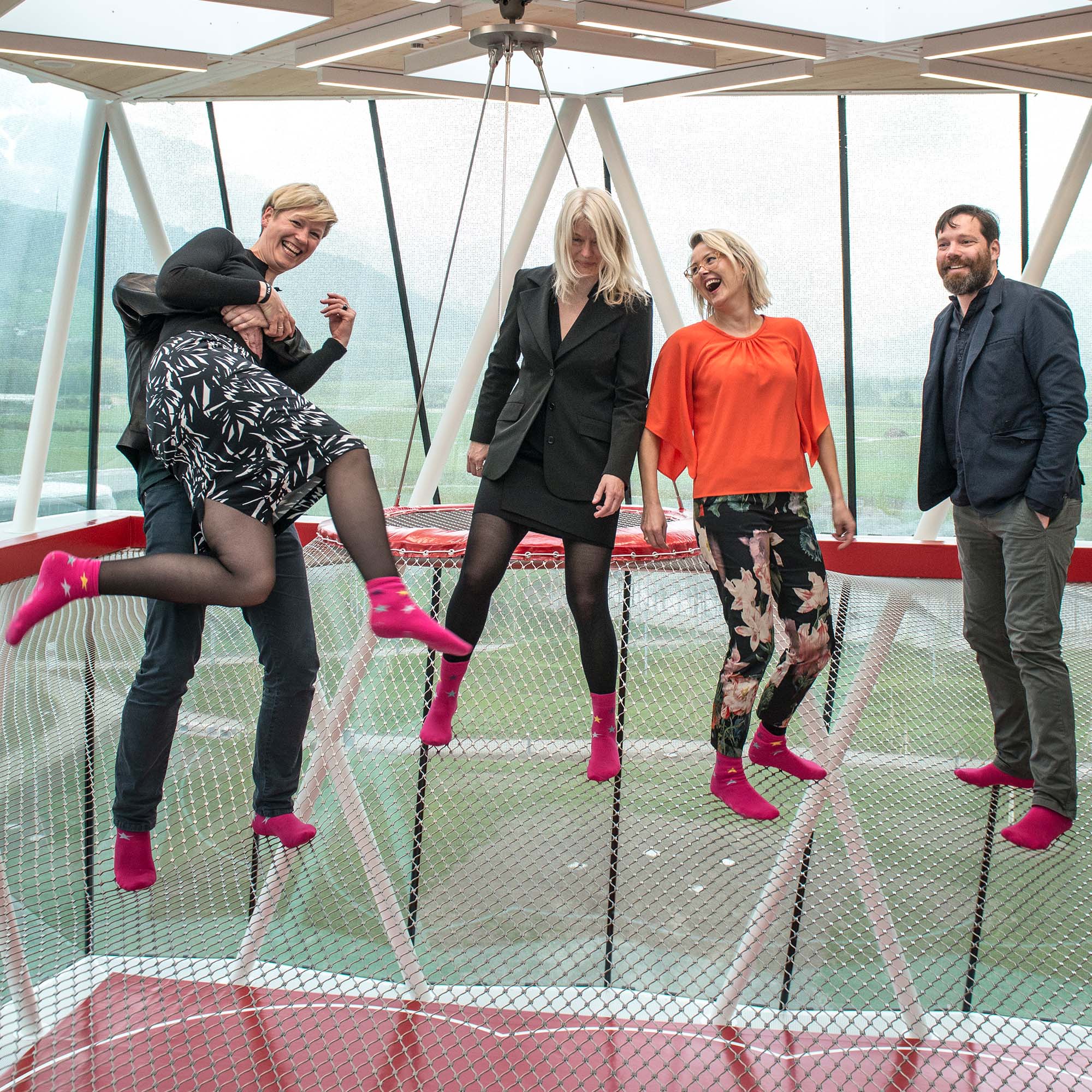 Snøhetta, norwegisches Architekturbüro, 2015 im Gruppenporträt mit mehreren Mitgliedern im Spielturm im Park der Swarovski Kristallwelten.