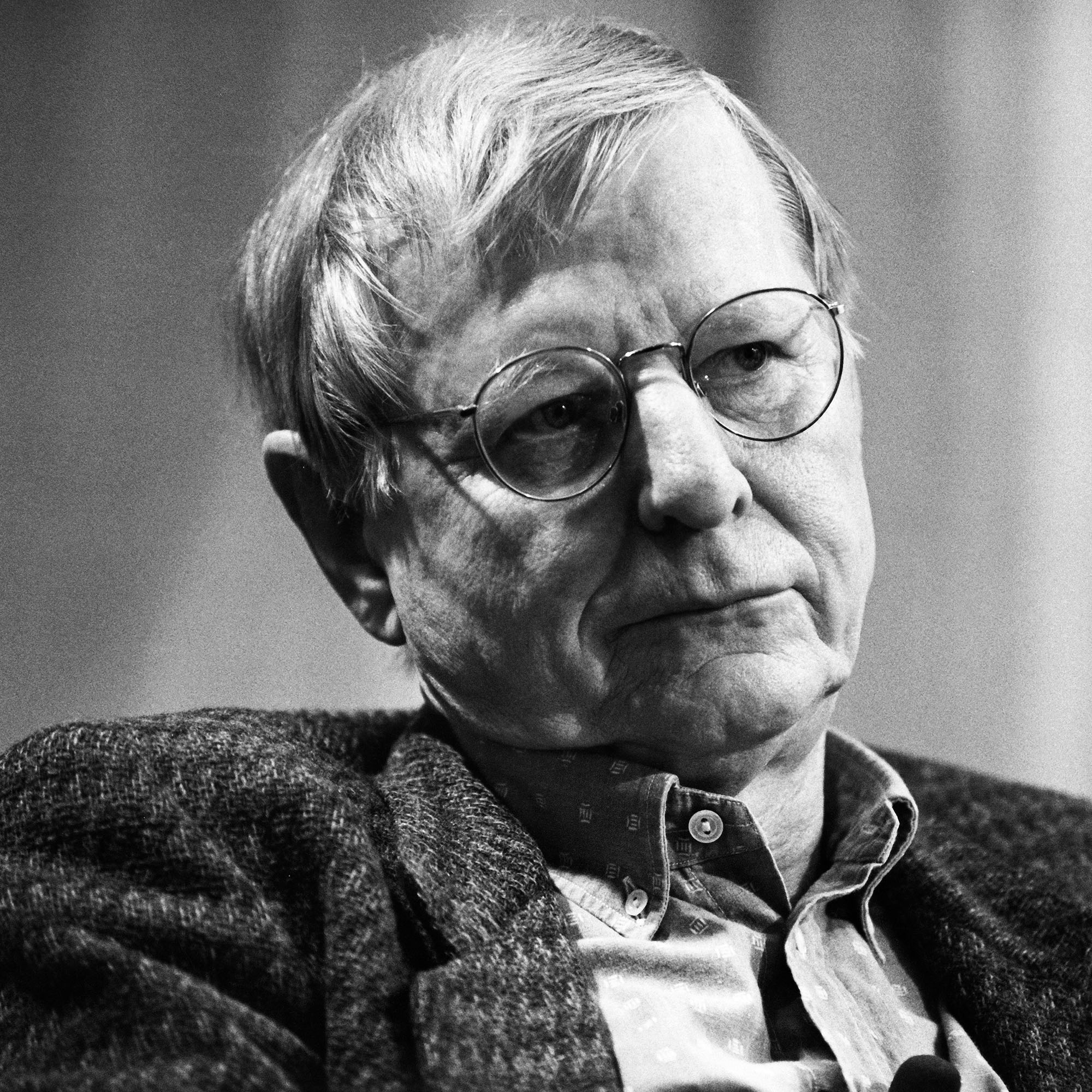 Hans Magnus Enzensberger, deutscher Schriftsteller, im Schwarz-Weiß-Porträt mit Brille, leicht ernster Ausdruck.