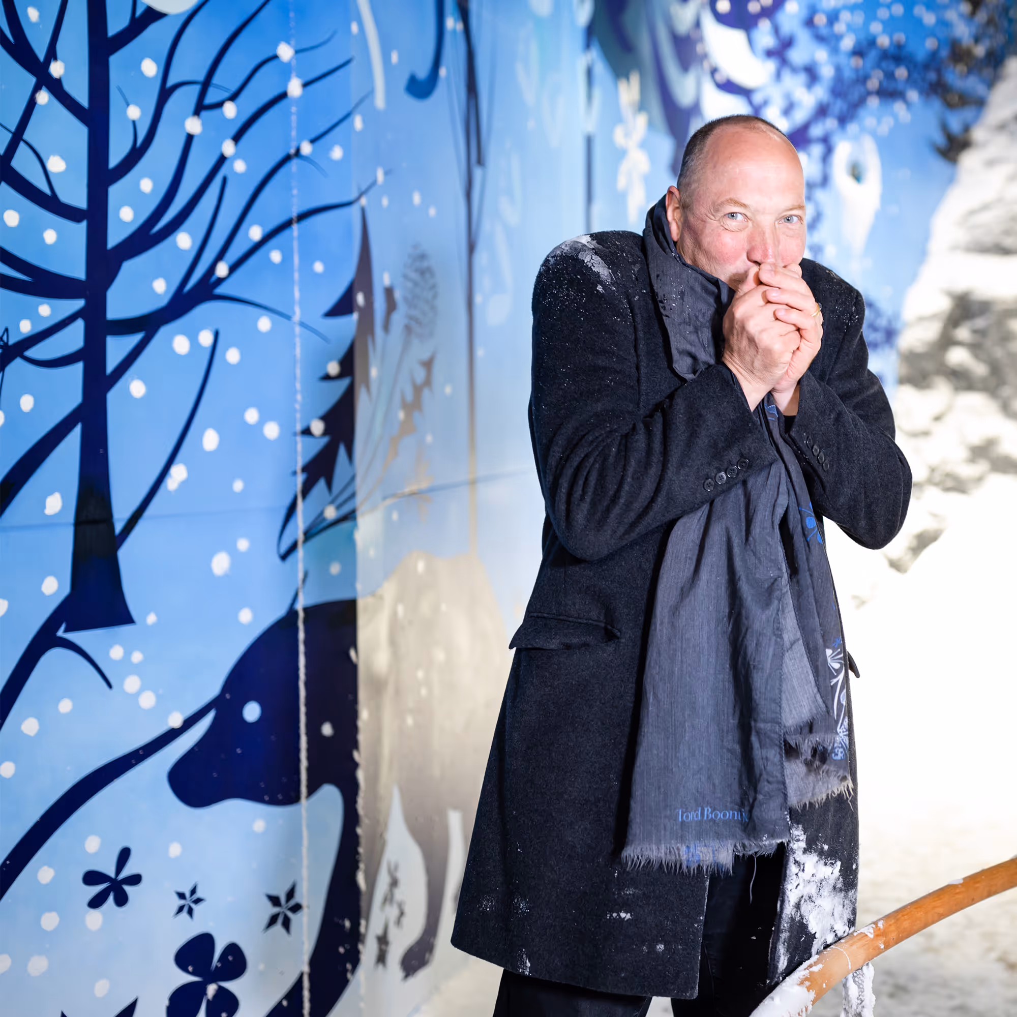 Tord Boontje, niederländischer Designer, 2020 im Porträt, freundlich und entspannt in die Kamera blickend in seiner Eiskammer in den Swarovski Kristallwelten.