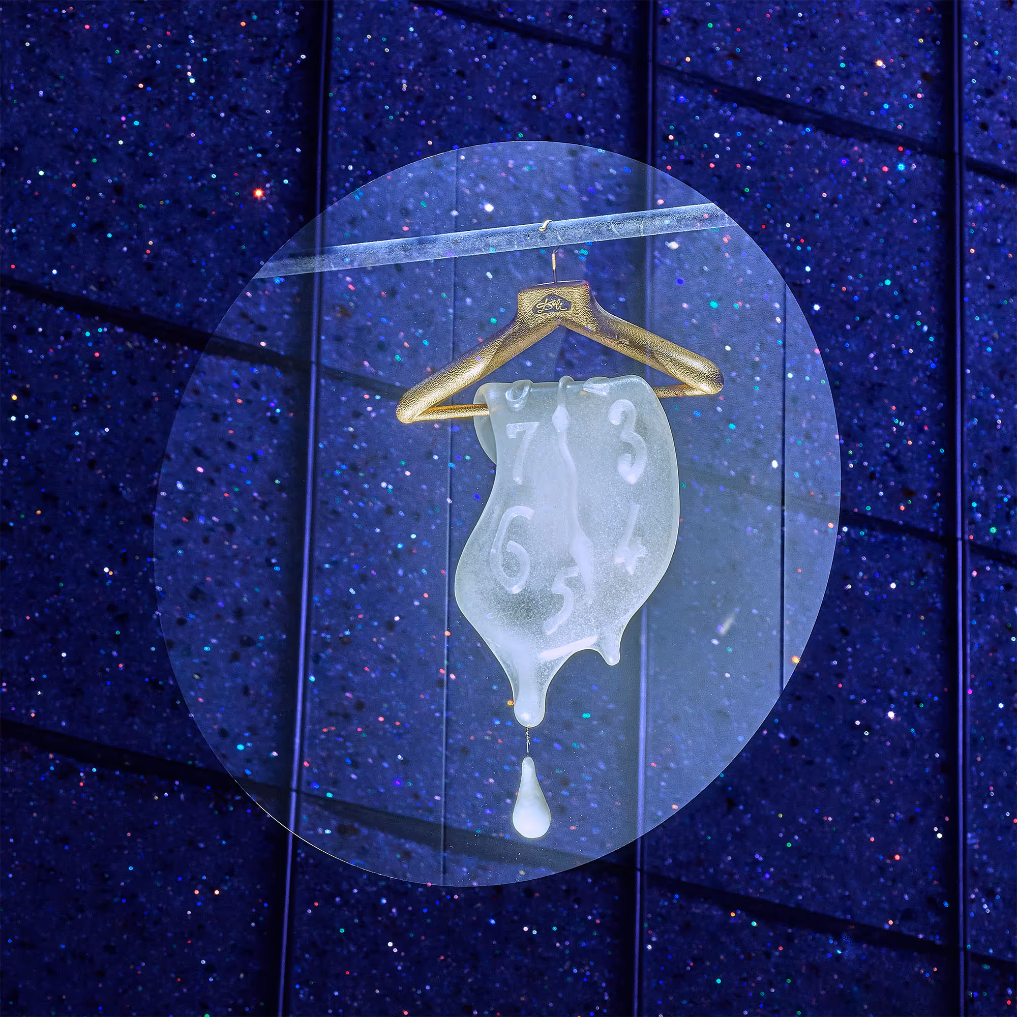 Surreales Werk inspiriert von Salvador Dalí: Eine schmelzende Uhr mit fließender Form hängt an einem Kleiderbügel, die Ziffern verlaufen nach unten und enden in einem tropfenförmigen Kristall. Hintergrund in Blau mit glitzernden Kristallakzenten.