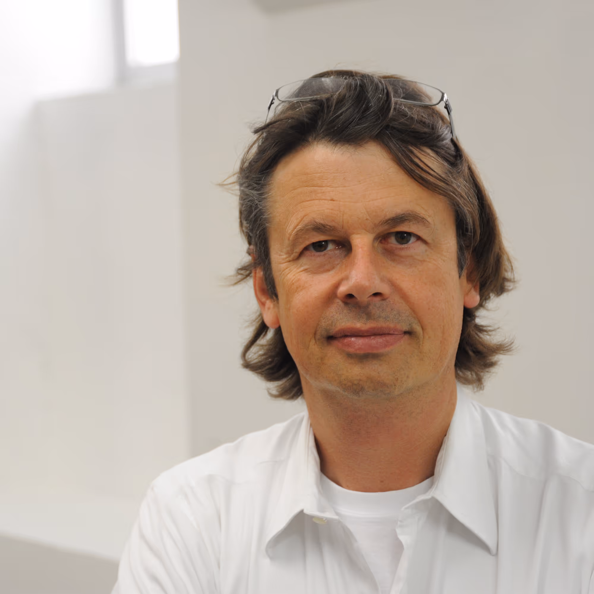 Peter Kogler, österreichischer Künstler, 2010 im Porträt mit kurz geschnittenem Haar und ernster Miene.