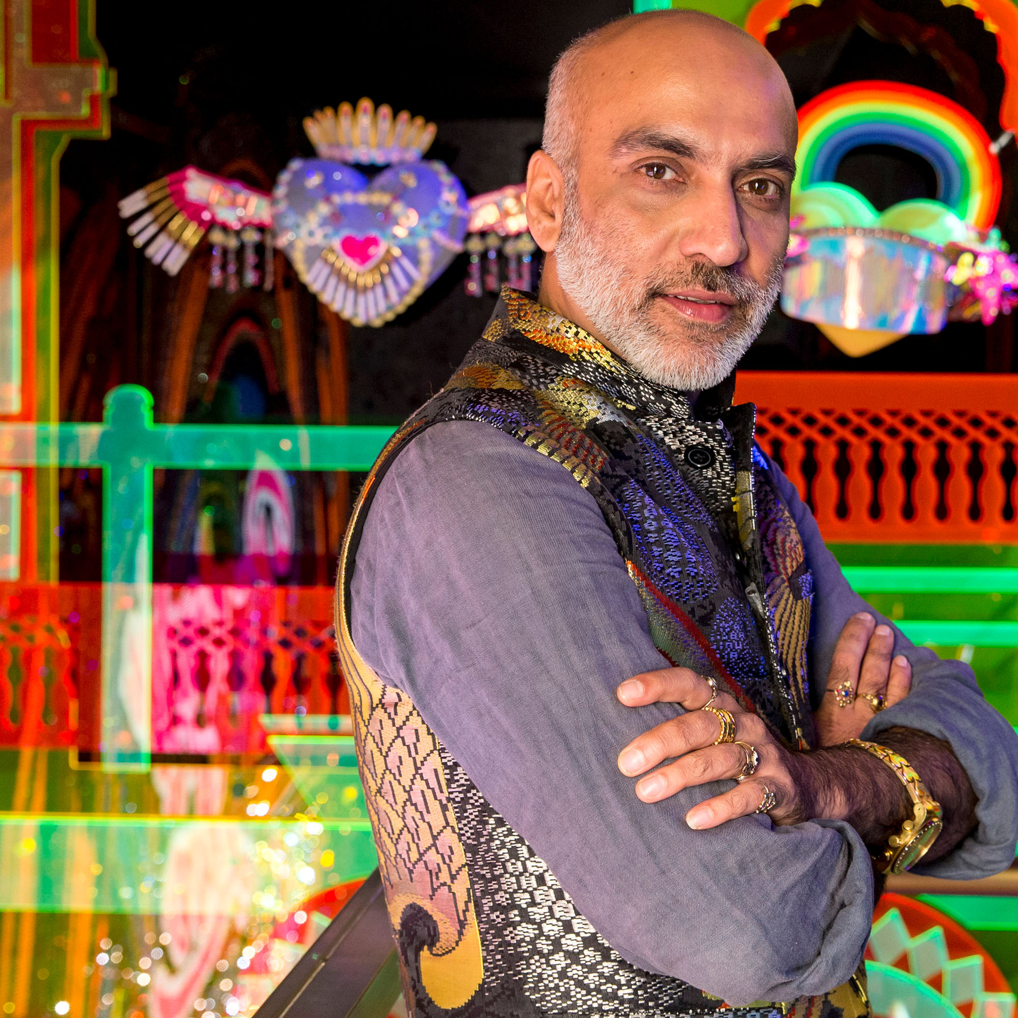 Manish Arora, indischer Designer, 2017 im bunten Outfit mit Schmuck, vor seiner farbenfrohen Installation in den Swarovski Kristallwelten.