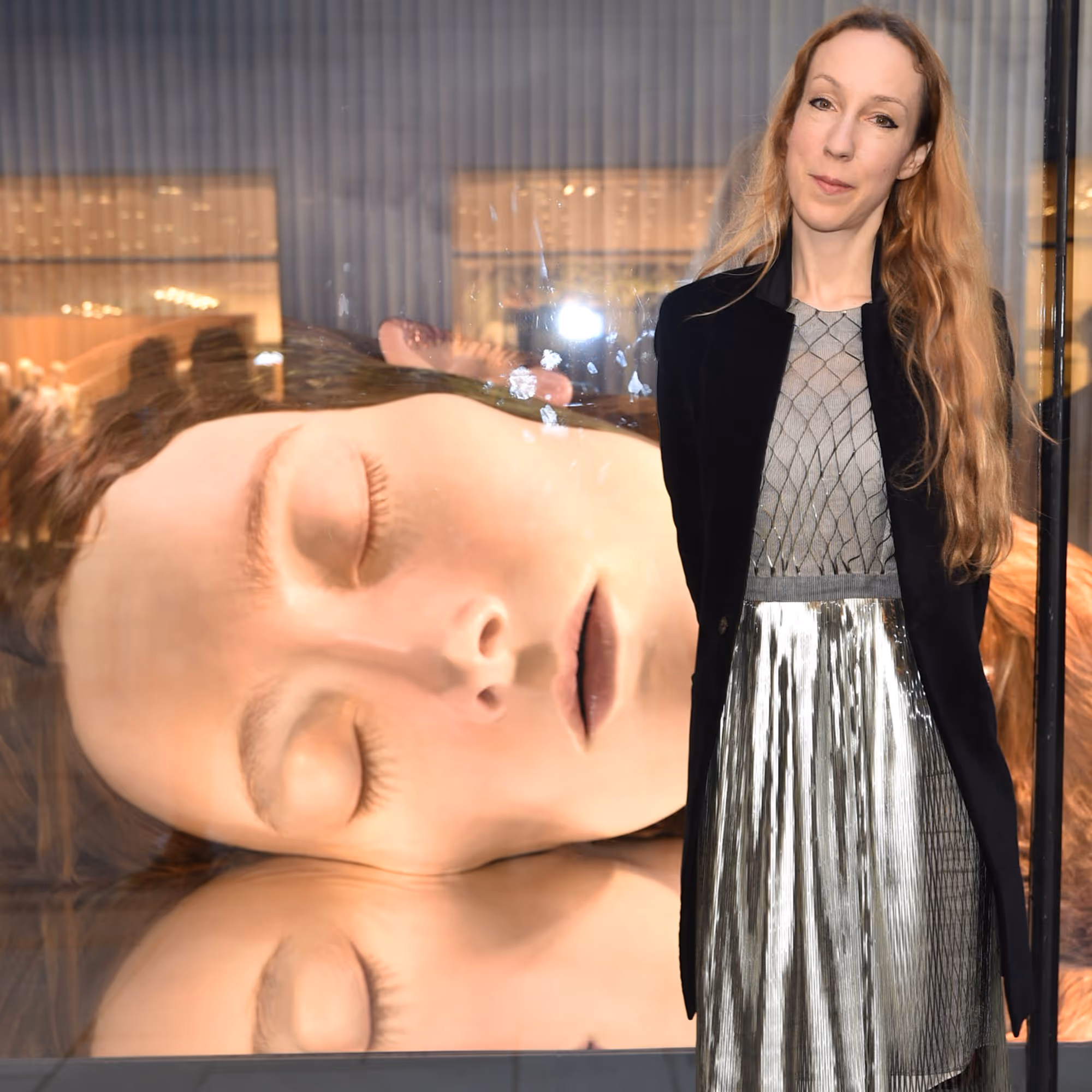 Iris van Herpen, niederländische Modedesignerin, 2019 im blauen Kleid mit schimmernden Strukturen, vor ihrer Installation im Kristallwelten Store Wien.