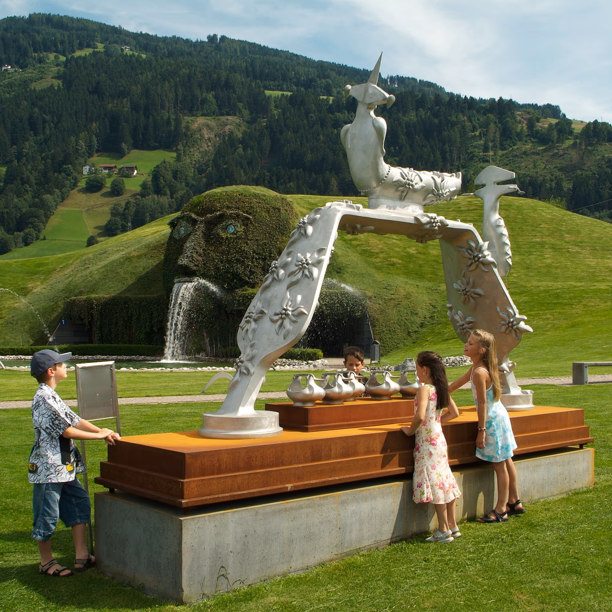 Skulptur ohne Titel von Bruno Gironcoli: Metallische Figur in abstrakter, futuristischer Formensprache.