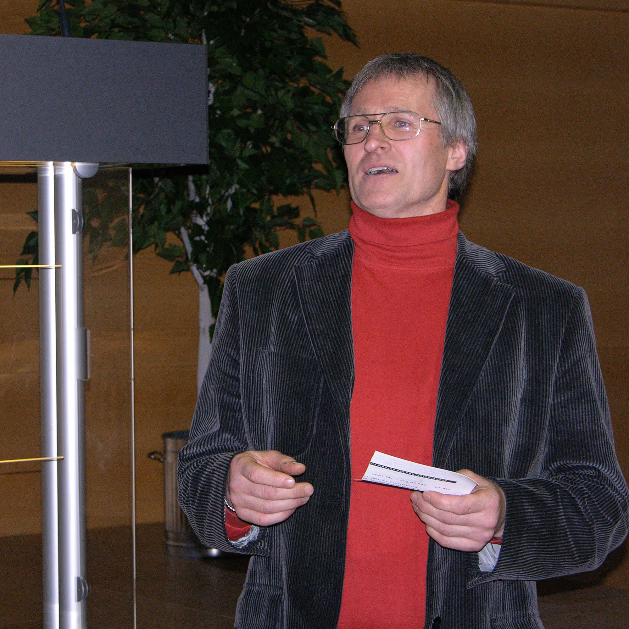 Alois Schild, österreichischer Künstler, im Porträt 2007 mit Brille und ernstem Blick, gekleidet in Cordjacke und Rollkragenpullover.