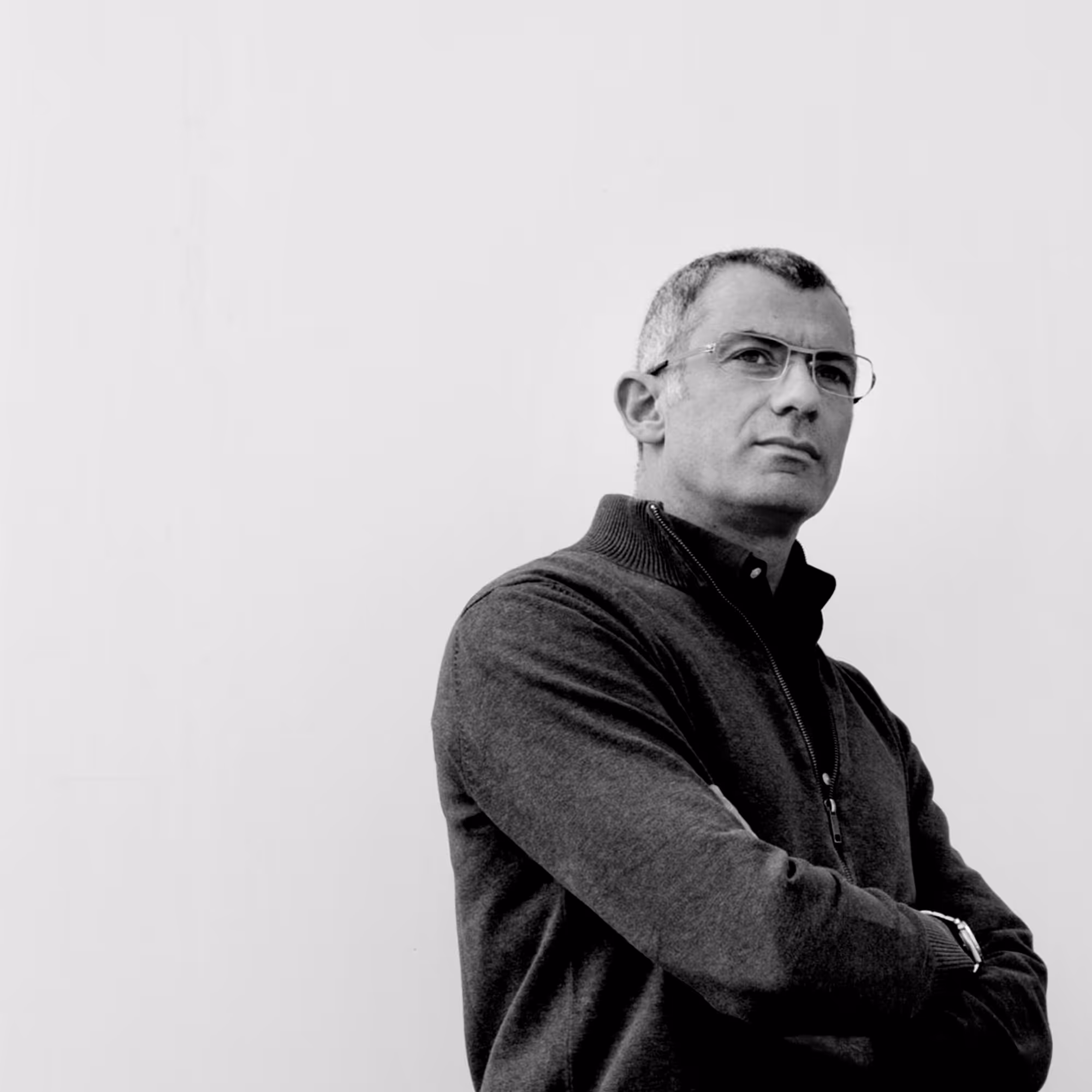 Arik Levy, israelischer Künstler, im Porträt 2013 mit Brille, kurz geschnittenem Haar und aufmerksamem Blick.