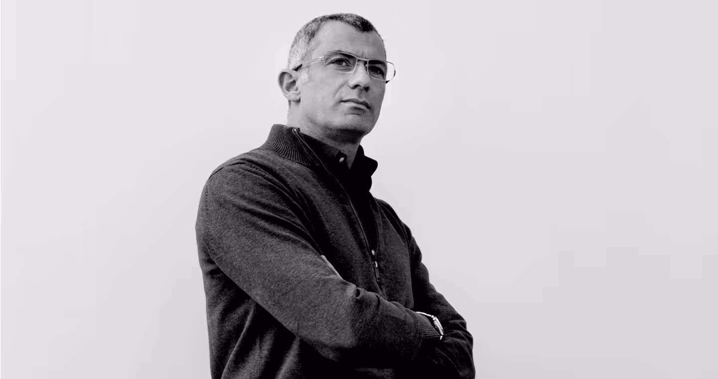 Arik Levy, israelischer Künstler, im Porträt 2013 mit Brille, kurz geschnittenem Haar und aufmerksamem Blick.