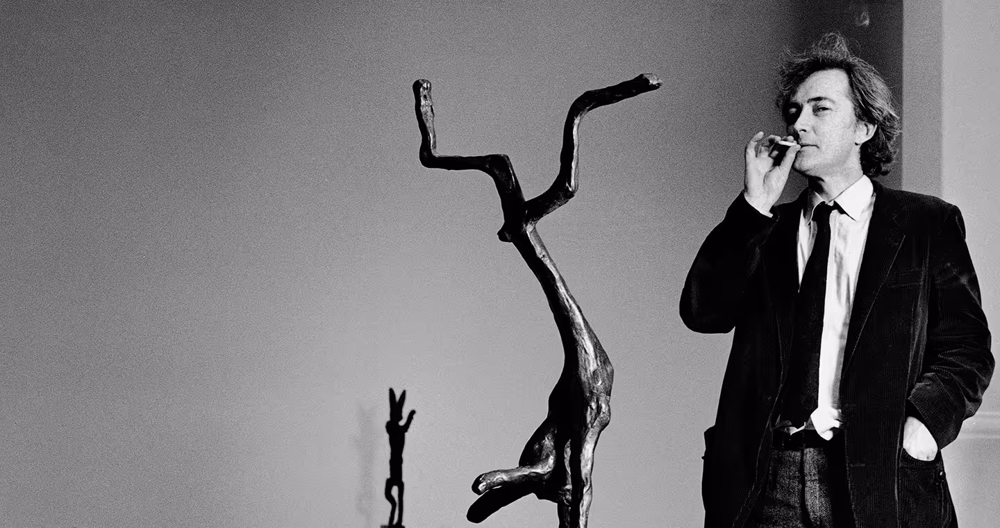 Barry Flanagan, britischer Künstler, im Schwarz-Weiß-Porträt mit Brille, Anzug und nachdenklichem Gesichtsausdruck.