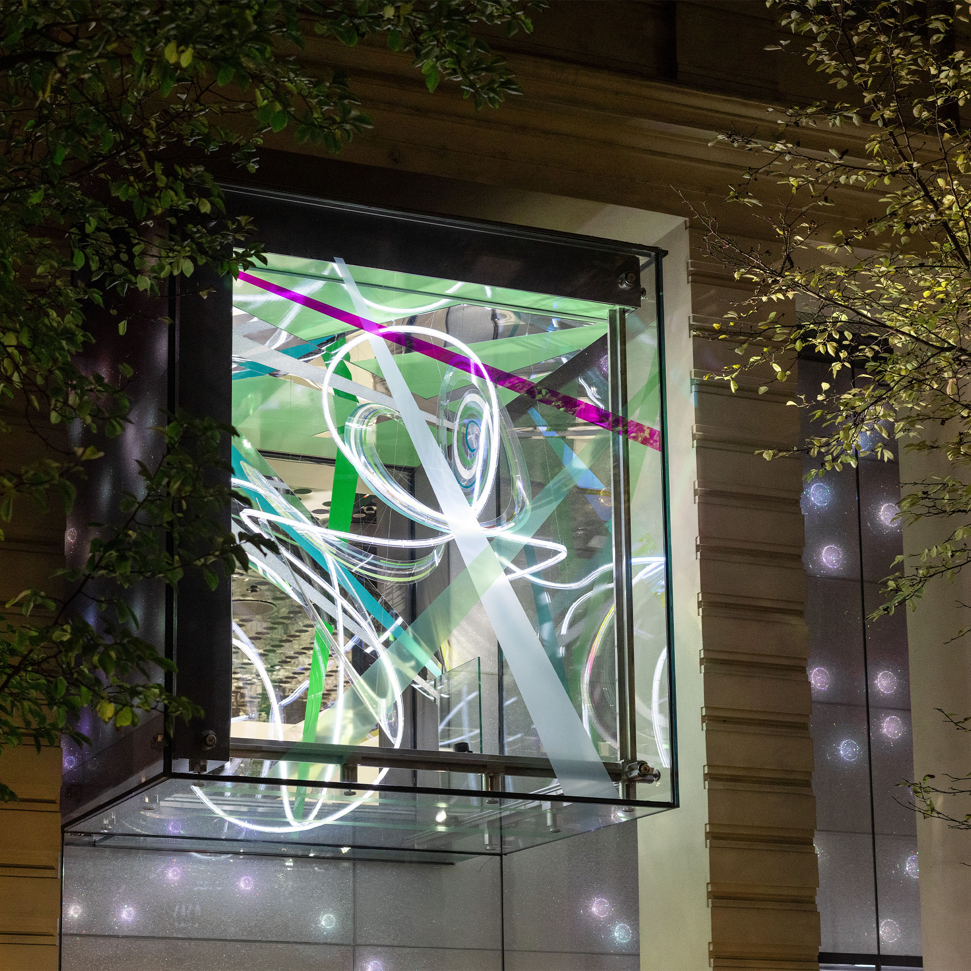 Installation 'In Love with Tomorrow': Leuchtende, organische Struktur mit bunten Farbflächen und futuristischer Wirkung.