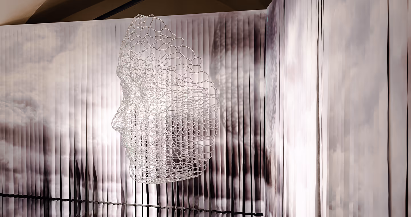 Installation 'Visualizing the Invisible': Leuchtende Strukturen und Kristalle machen unsichtbare Energien sichtbar.