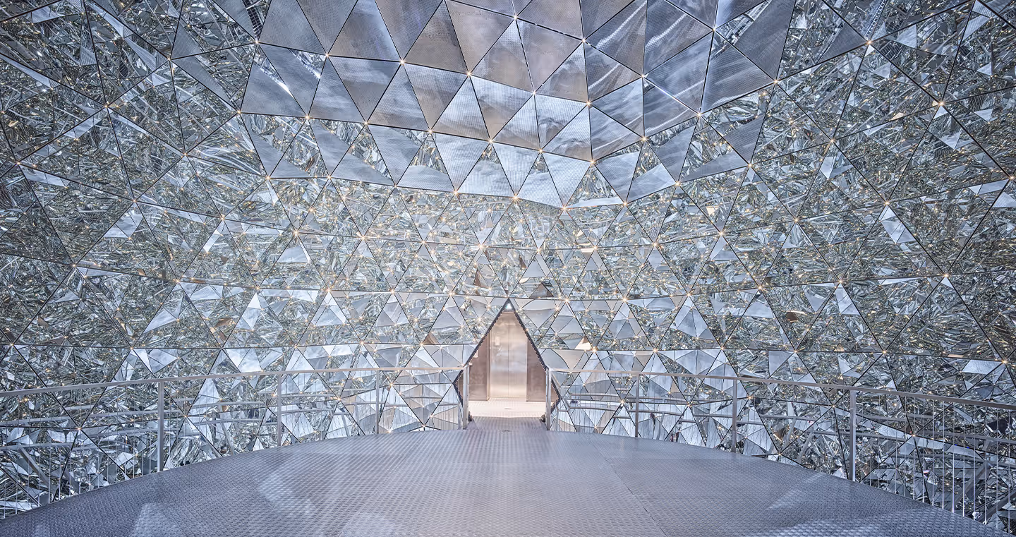 Der Kristalldom: Kuppel aus hunderten Spiegelelementen, die ein kaleidoskopartiges Lichtspiel erzeugen.