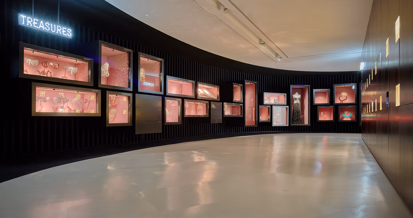 Installation 'Timeless': Viele Vitrinen in einem Raum welche die Geschichte von Swarovski zeigt und viele Stücke aus Kristall.