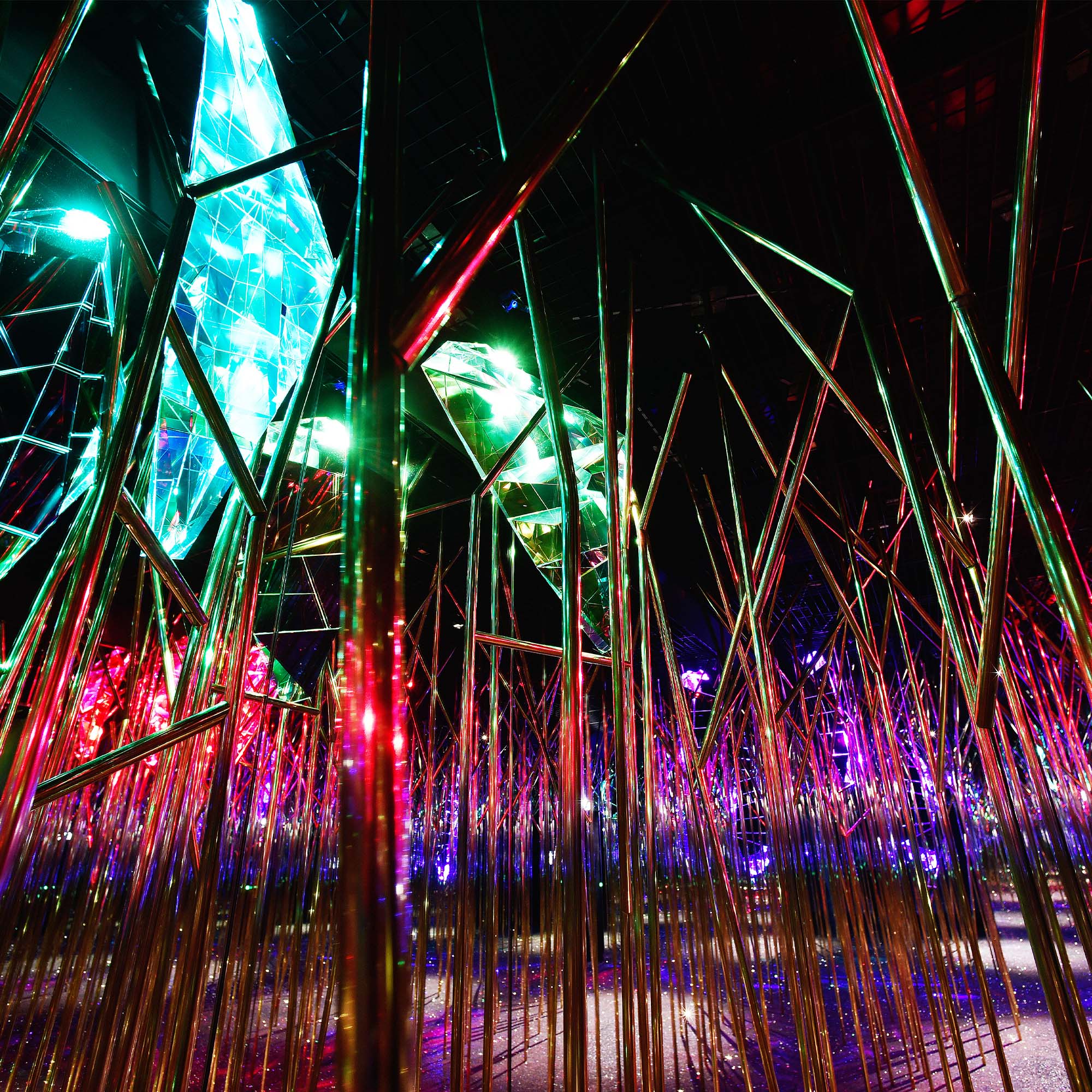 Installation 'Eden': Fantastischer surrealer Wald mit überdimensionalen Kristallen und spiegeln welche den Raum unendlich wirken lässt.