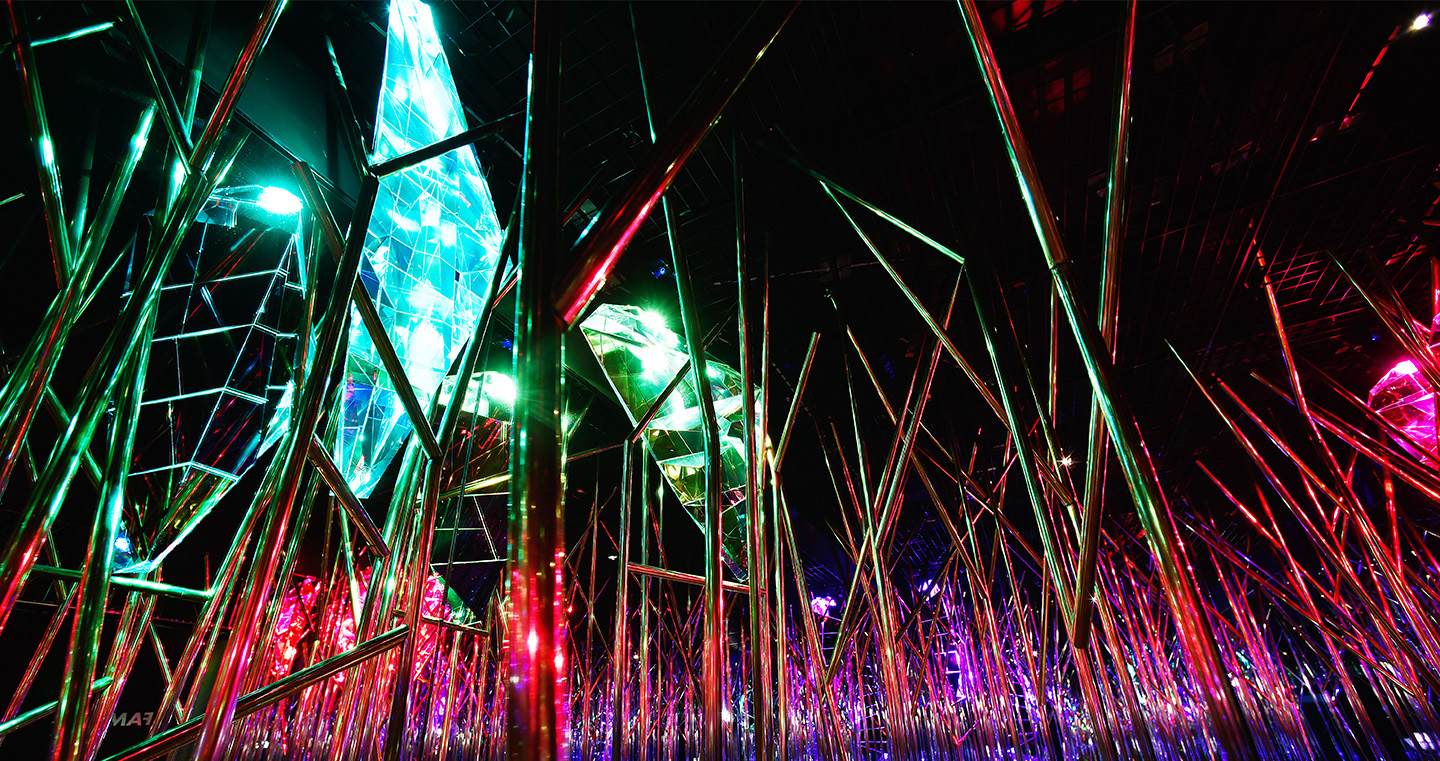 Installation 'Eden': Fantastischer surrealer Wald mit überdimensionalen Kristallen und spiegeln welche den Raum unendlich wirken lässt.