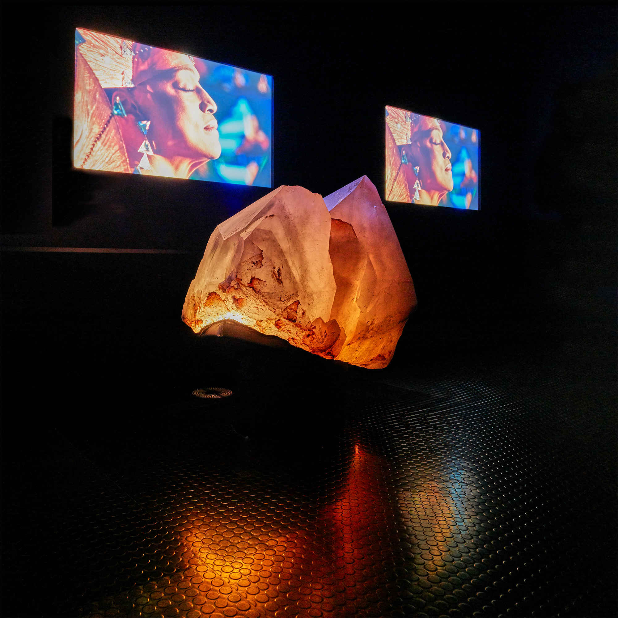 Installation 'La Primadonna Assoluta': Ein großer natürlicher Kristall vor einem Screen aufdem eine Aufnahme von Jessie Norman gezeigt wird.
