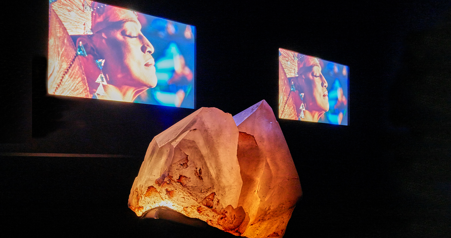 Installation 'La Primadonna Assoluta': Ein großer natürlicher Kristall vor einem Screen aufdem eine Aufnahme von Jessie Norman gezeigt wird.