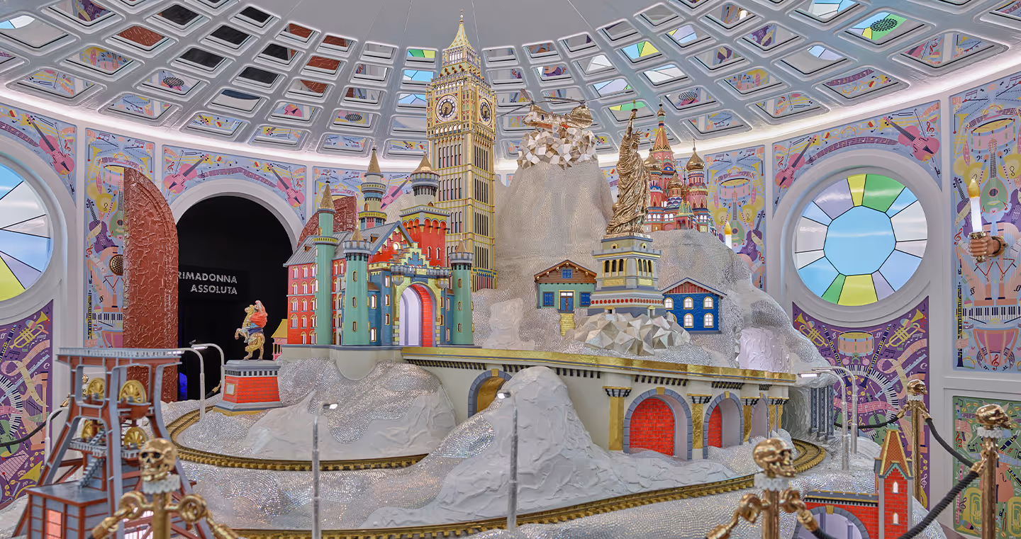 Installation 'Wunderkammer' von Studio Job: Fantastischer Raum mit überladenen Objekten, bunten Details und viel Kristall.