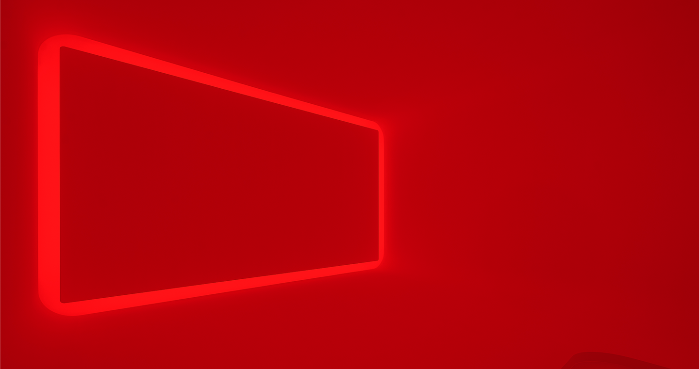 Installation 'Umbra': Ein roter Raum mit einer rechteckigen Lichtinstallation.
