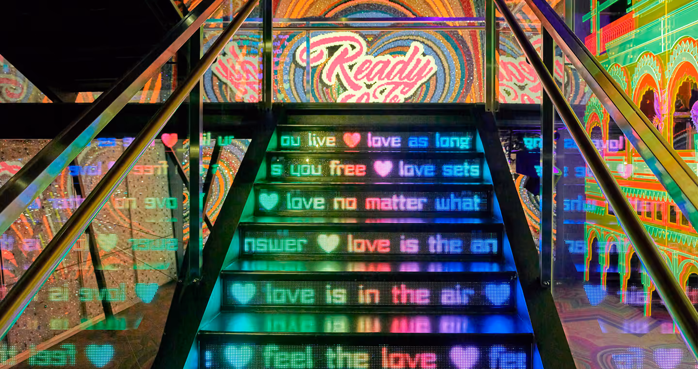 Installation 'Ready to Love': Eine Treppe mit Neonschriftzügen, "Love never dies".
