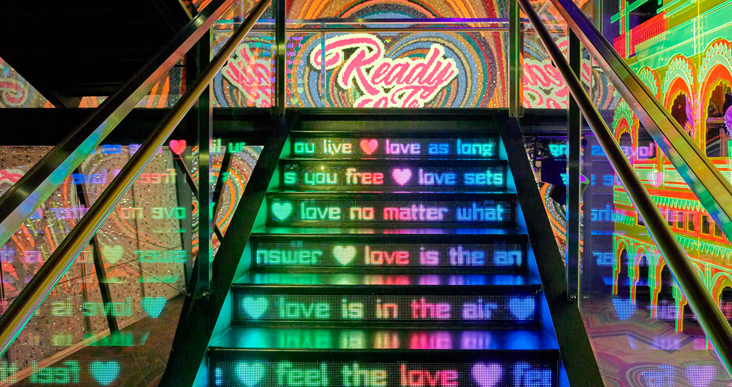 Installation 'Ready to Love': Eine Treppe mit Neonschriftzügen, "Love never dies".