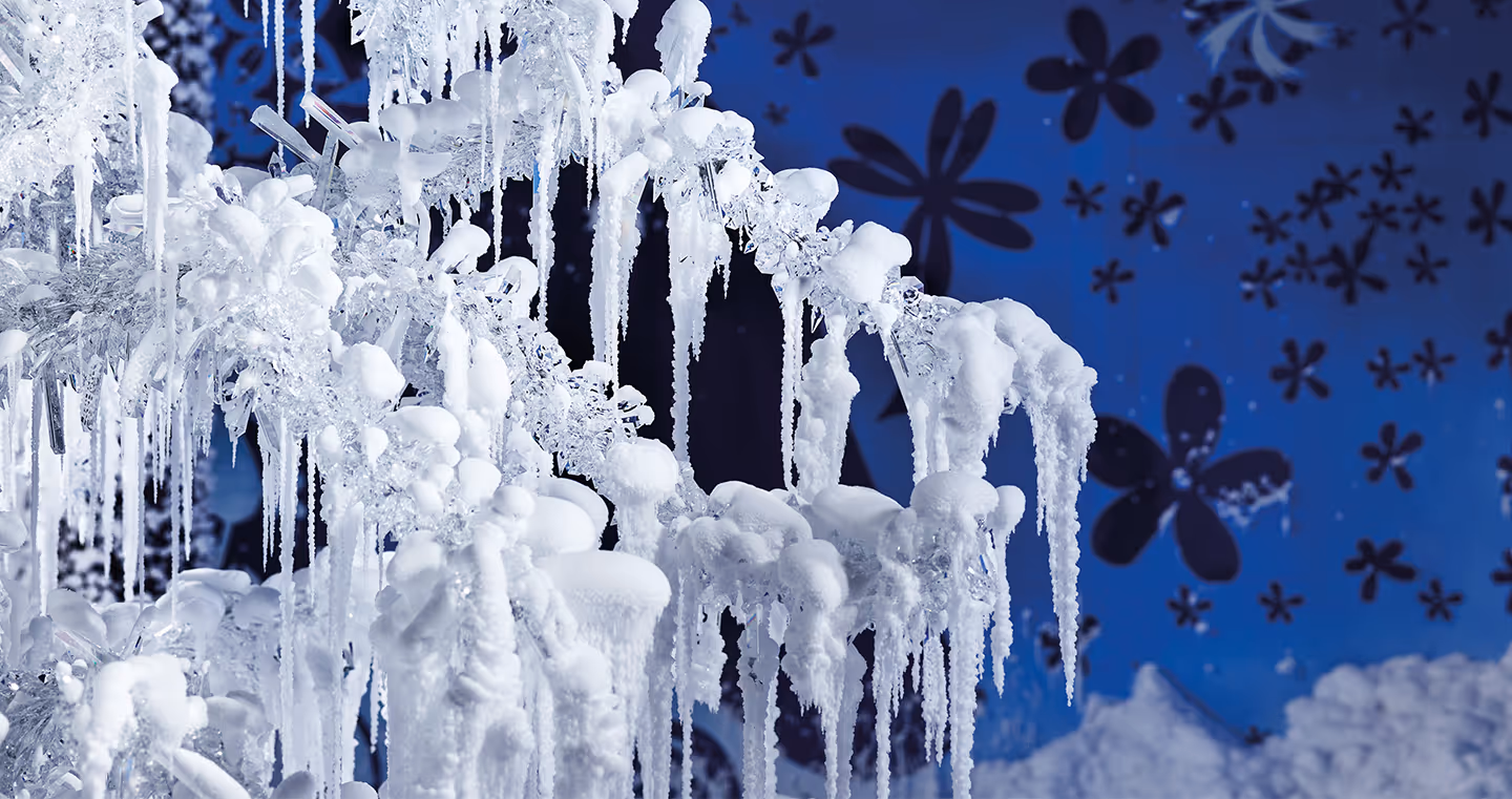 Installation 'Silent Light': Winterlandschaft mit Kristallbaum, vereisten Ästen und glitzernden Eiszapfen.