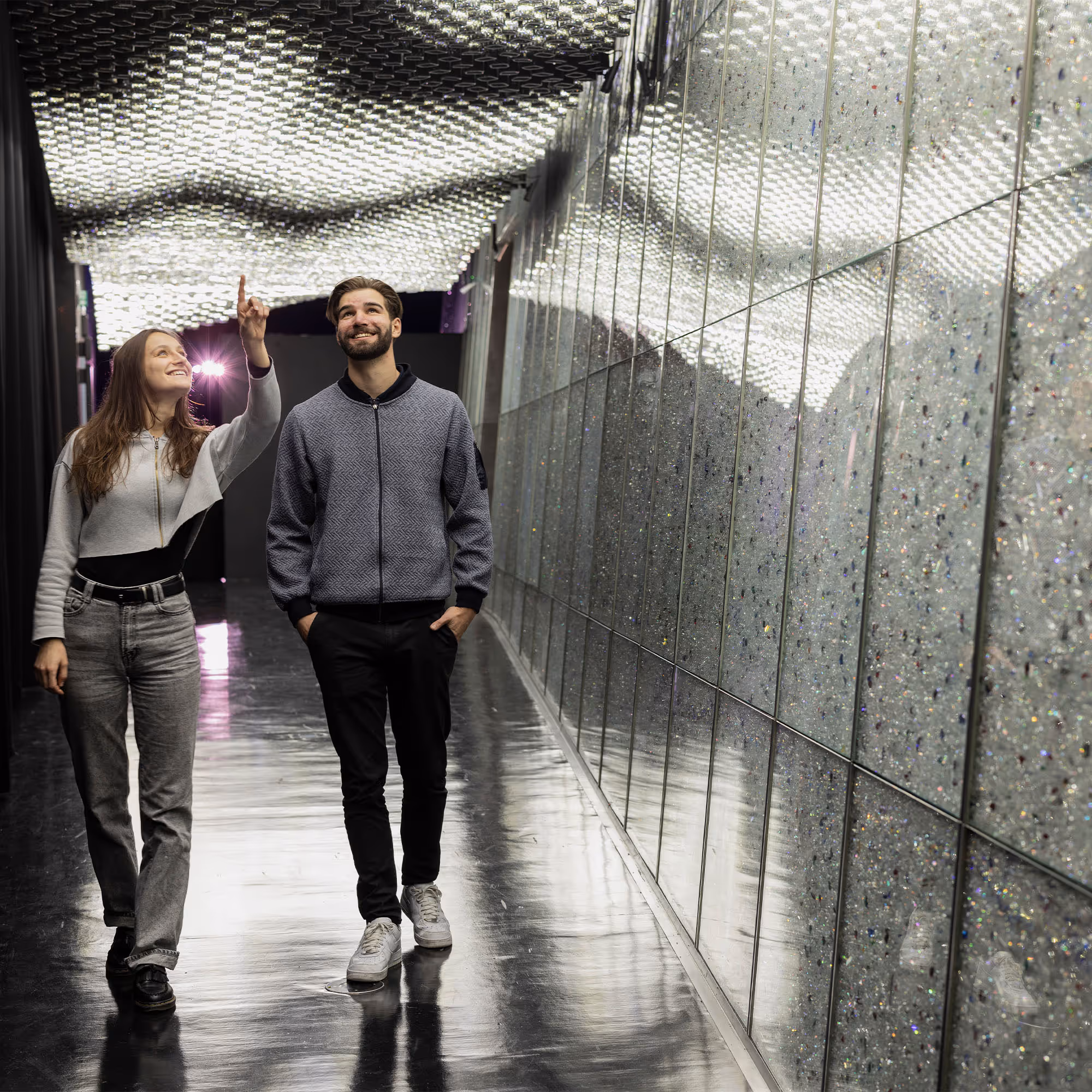 Installation 'Kristallstimmen': Dunkler Raum, in dem Kristalle mit Lichteffekten und Klang kombiniert werden.