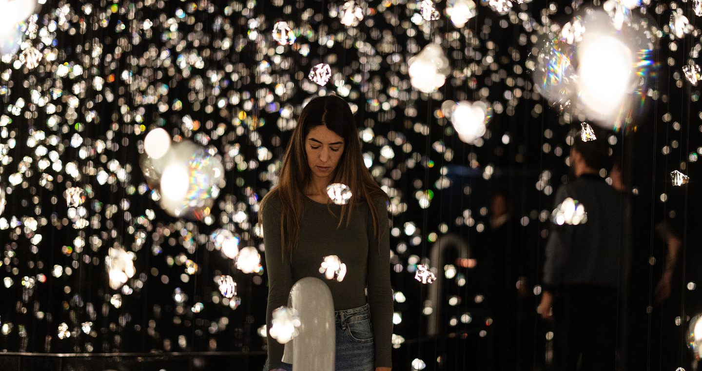 Installation 'Pulse Voronoi': Eine Junge Frau steht inmitten eines Raumes voller Kristalle.