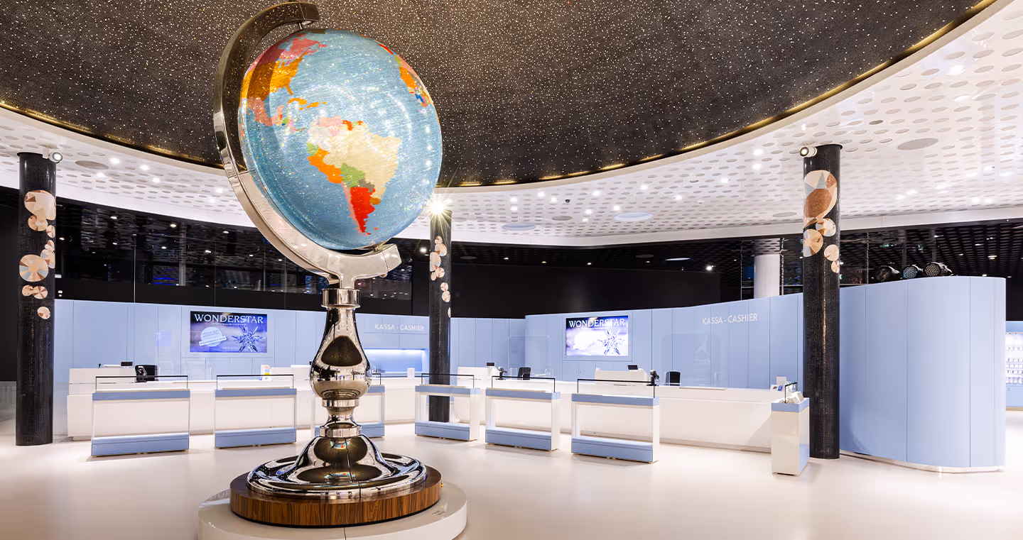 Installation 'The Globe': Riesige Weltkugel aus Kristallen, die in allen Farben des Lichts funkelt. 