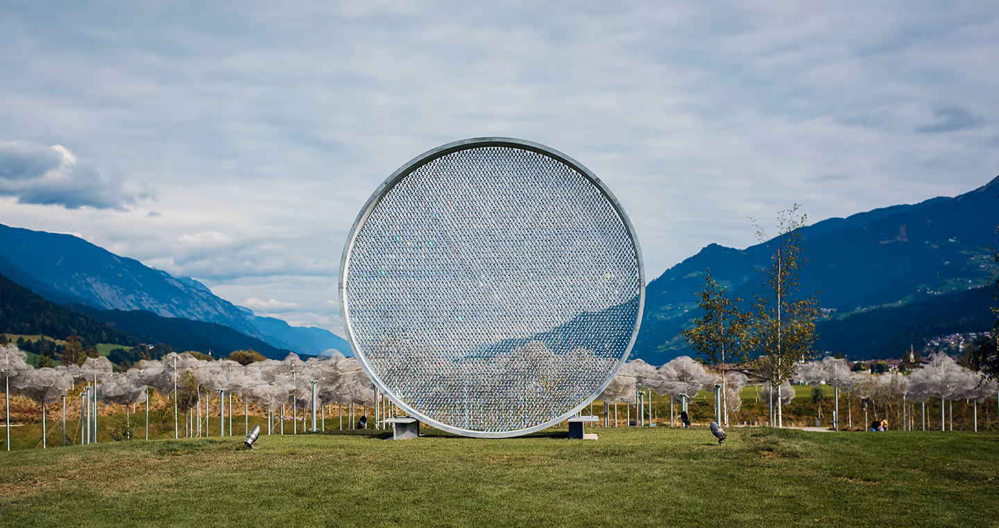 Installation 'Prologue': Monumentaler Kristallkreis im Freien, bestehend aus hunderten funkelnden Elementen.