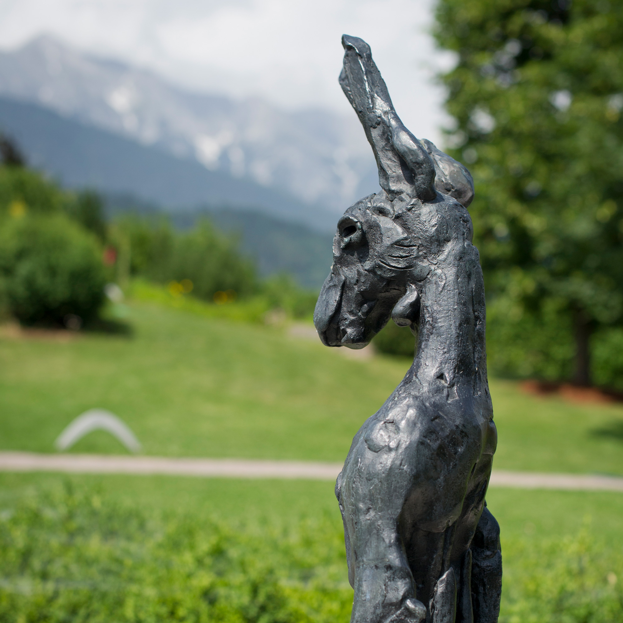 Installation 'Humility': Ein überdimensionaler, Hase auf einem Sockel.