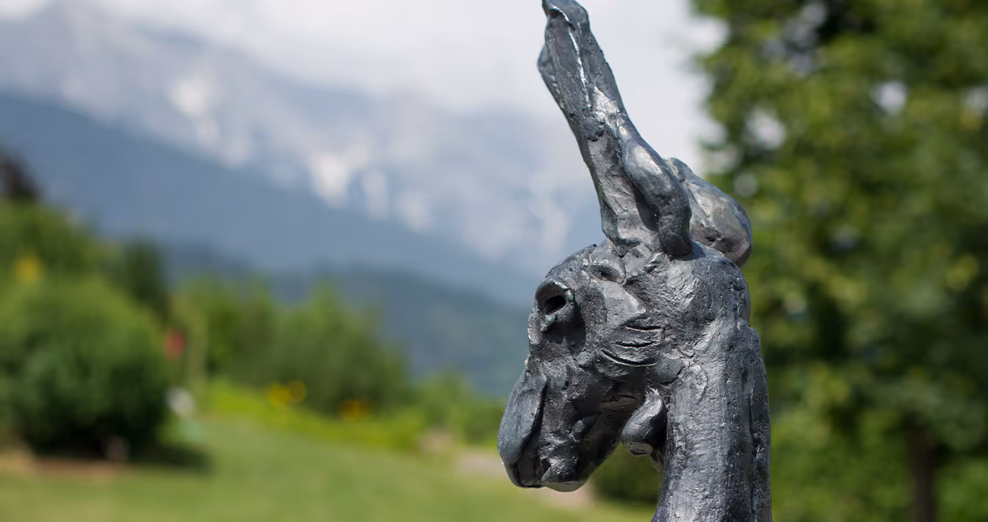 Installation 'Humility': Ein überdimensionaler, Hase auf einem Sockel.