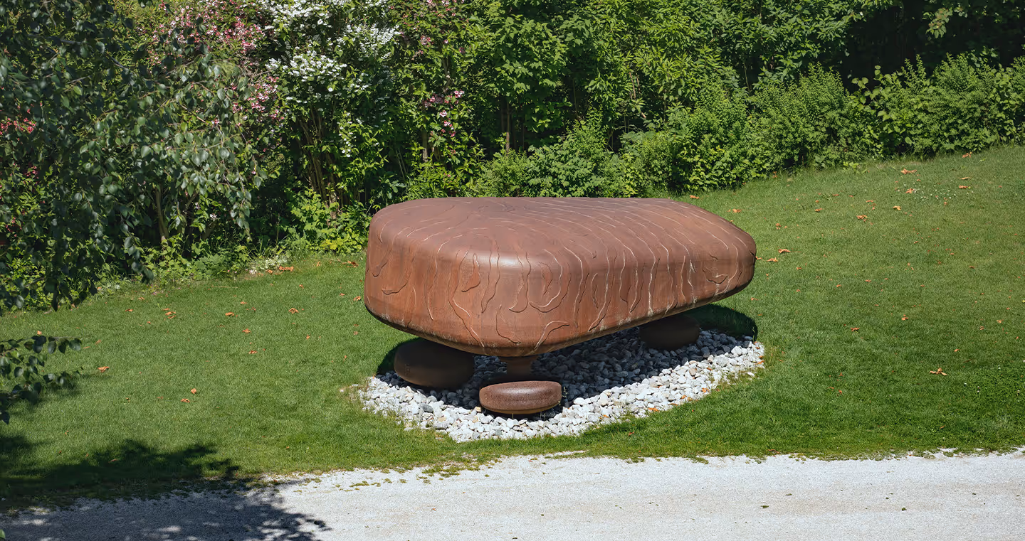 Installation 'Klavier der Natur': Ein Flügel, umgeben von Pflanzen und Kristallobjekten, verbindet Musik und Natur.