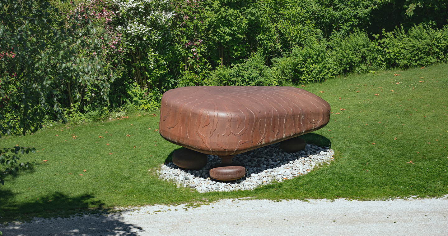 Installation 'Klavier der Natur': Ein Flügel, umgeben von Pflanzen und Kristallobjekten, verbindet Musik und Natur.