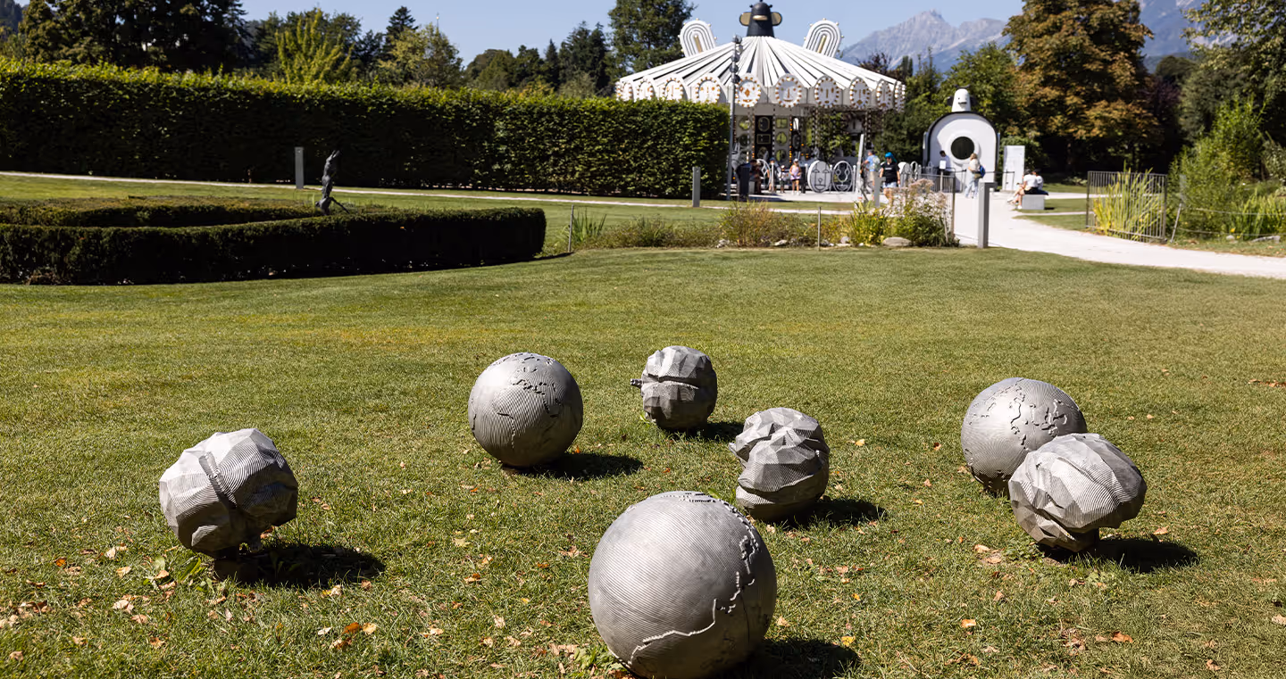 Installation 'Ohne Titel': mehrere Sphären im Park welche wie ein Sonnensystem wirken.