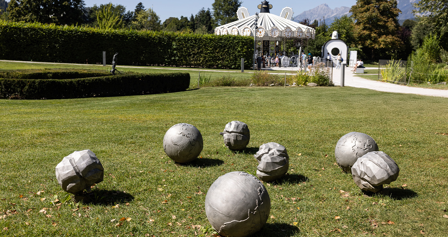 Installation 'Ohne Titel': mehrere Sphären im Park welche wie ein Sonnensystem wirken.