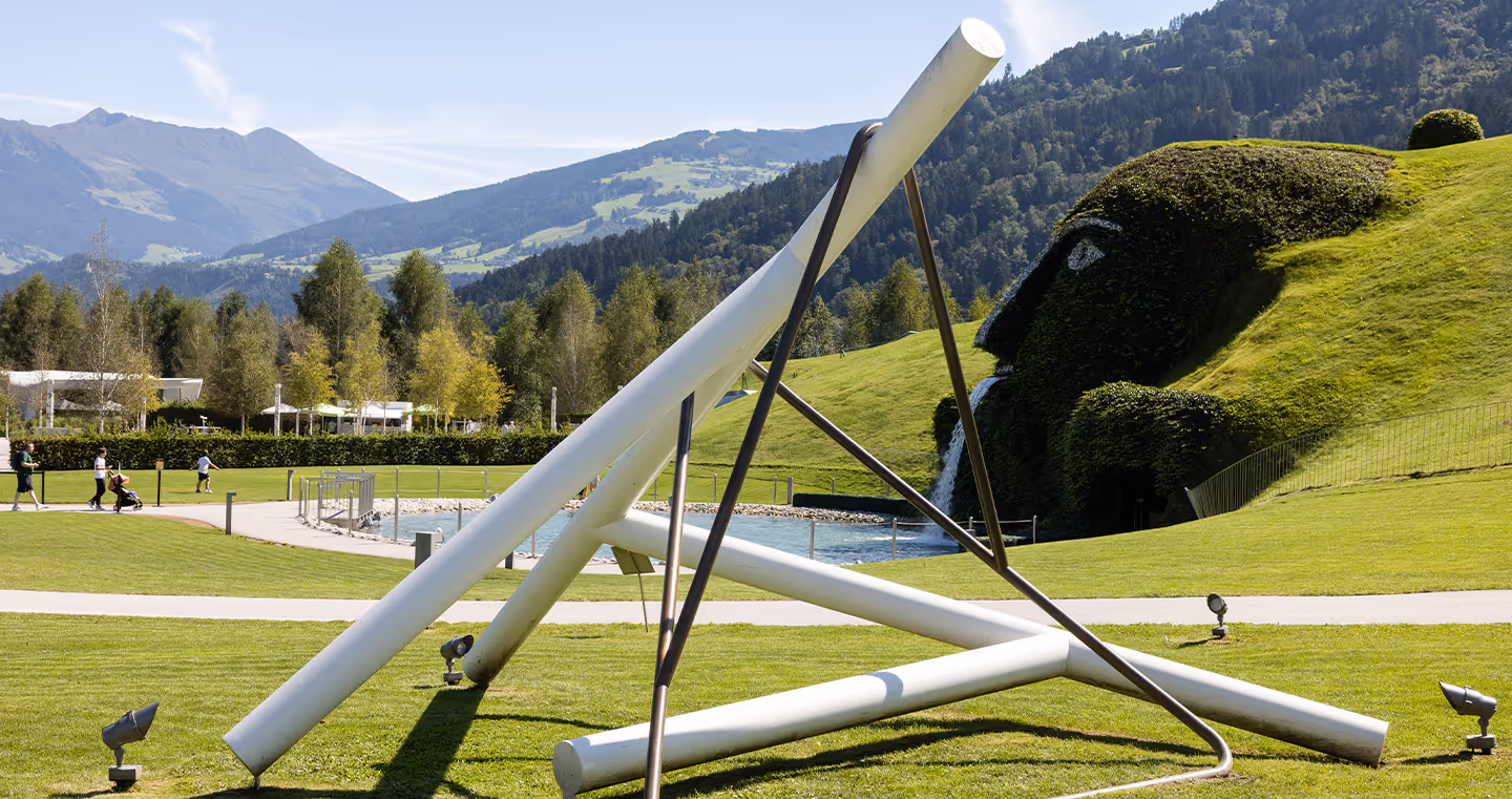Skulptur ohne Titel von Werner Feiersinger: Industriell wirkende Metallkonstruktion mit klaren Formen vor den Swarovski Kristallwelten.