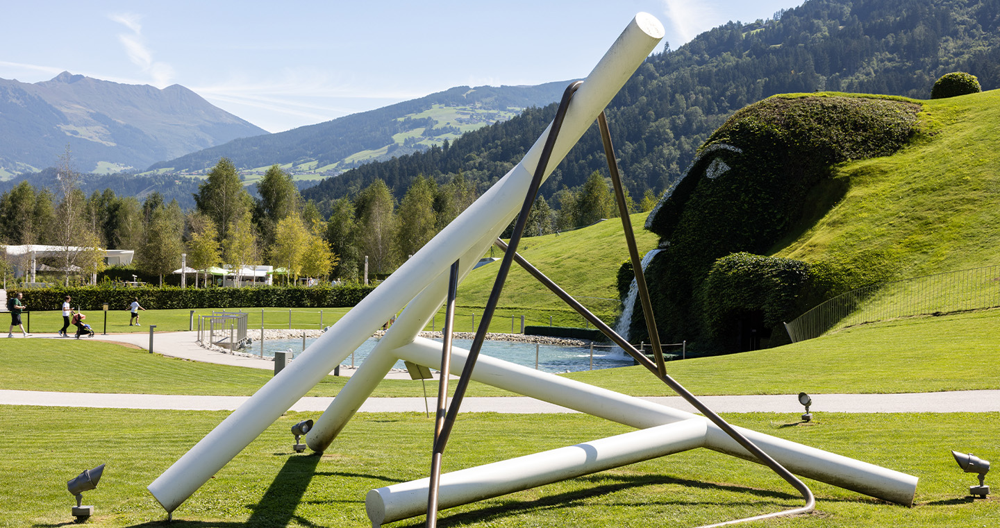 Skulptur ohne Titel von Werner Feiersinger: Industriell wirkende Metallkonstruktion mit klaren Formen vor den Swarovski Kristallwelten.