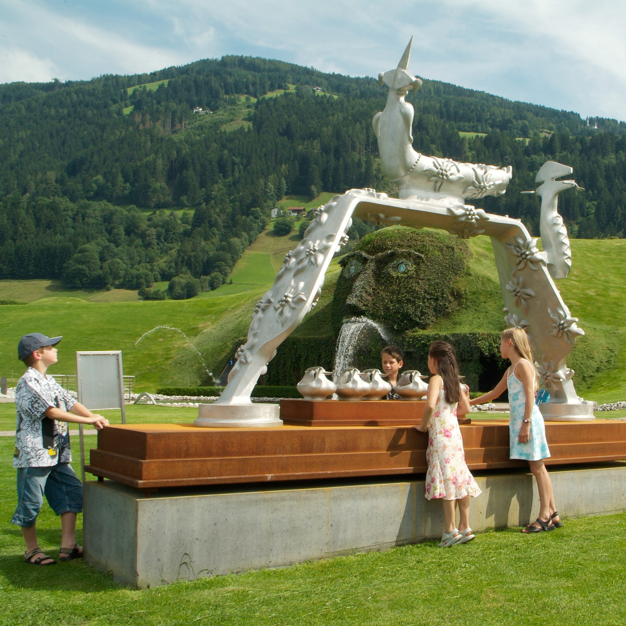Skulptur ohne Titel von Bruno Gironcoli: Metallische Figur in abstrakter, futuristischer Formensprache.