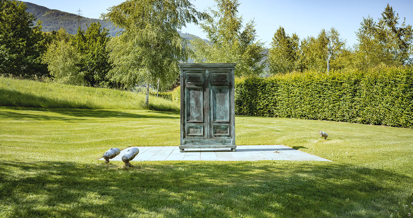 Installation 'Der Kairos aus Georgenthal': Grün-bronzener Kleiderschrank in dem Park. 