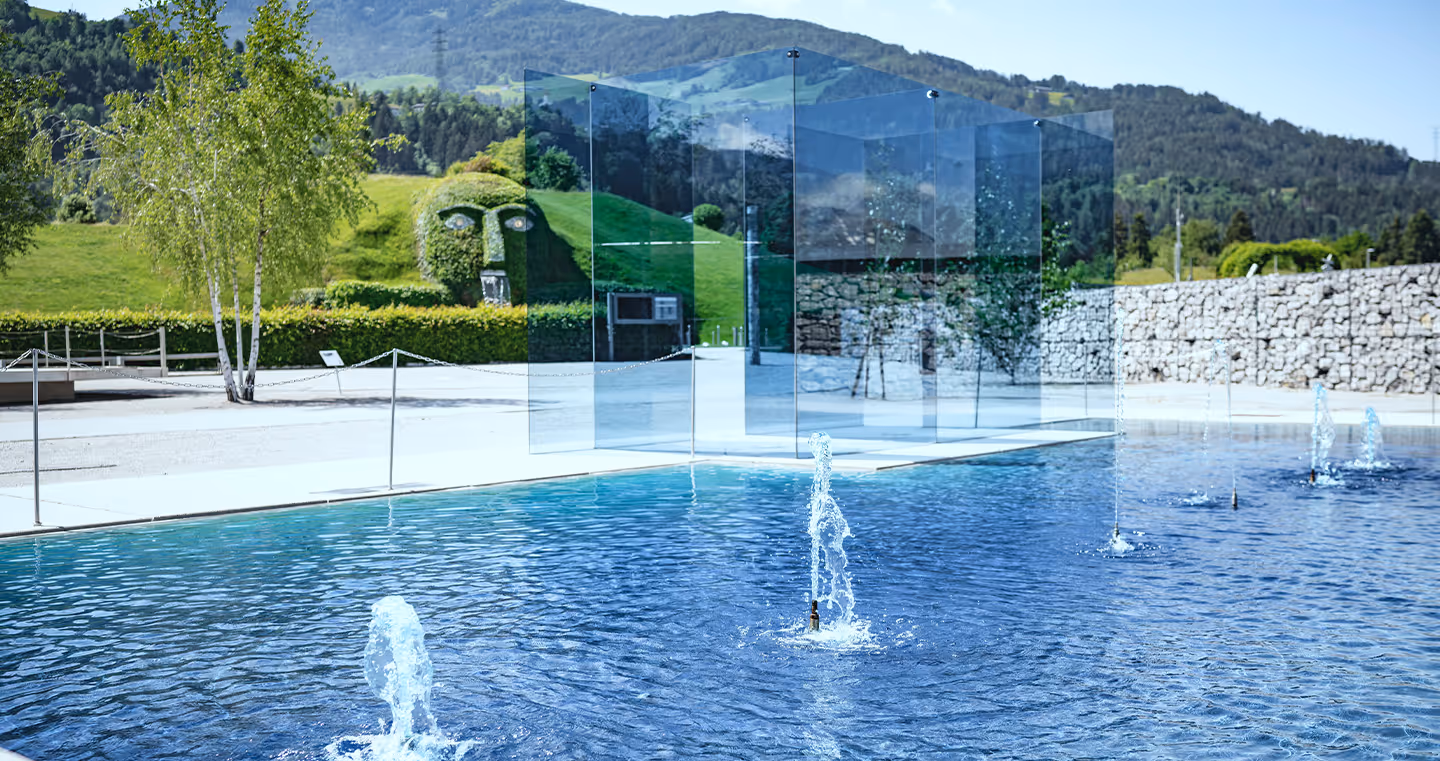 Installation 'Ford Crystal Blue': Ein blaues Glaskonstrukt in einem blauen Wasserteich vor den Swarovski Kristallwelten.