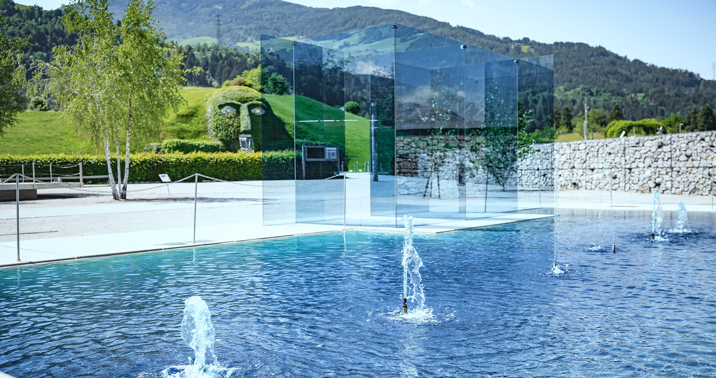 Installation 'Ford Crystal Blue': Ein blaues Glaskonstrukt in einem blauen Wasserteich vor den Swarovski Kristallwelten.