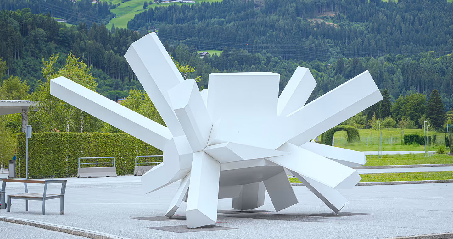 Skulptur 'Giant Rock Growth': Monumentale Felsformation aus Kristall-ähnlichen Strukturen, die aus dem Boden ragen.