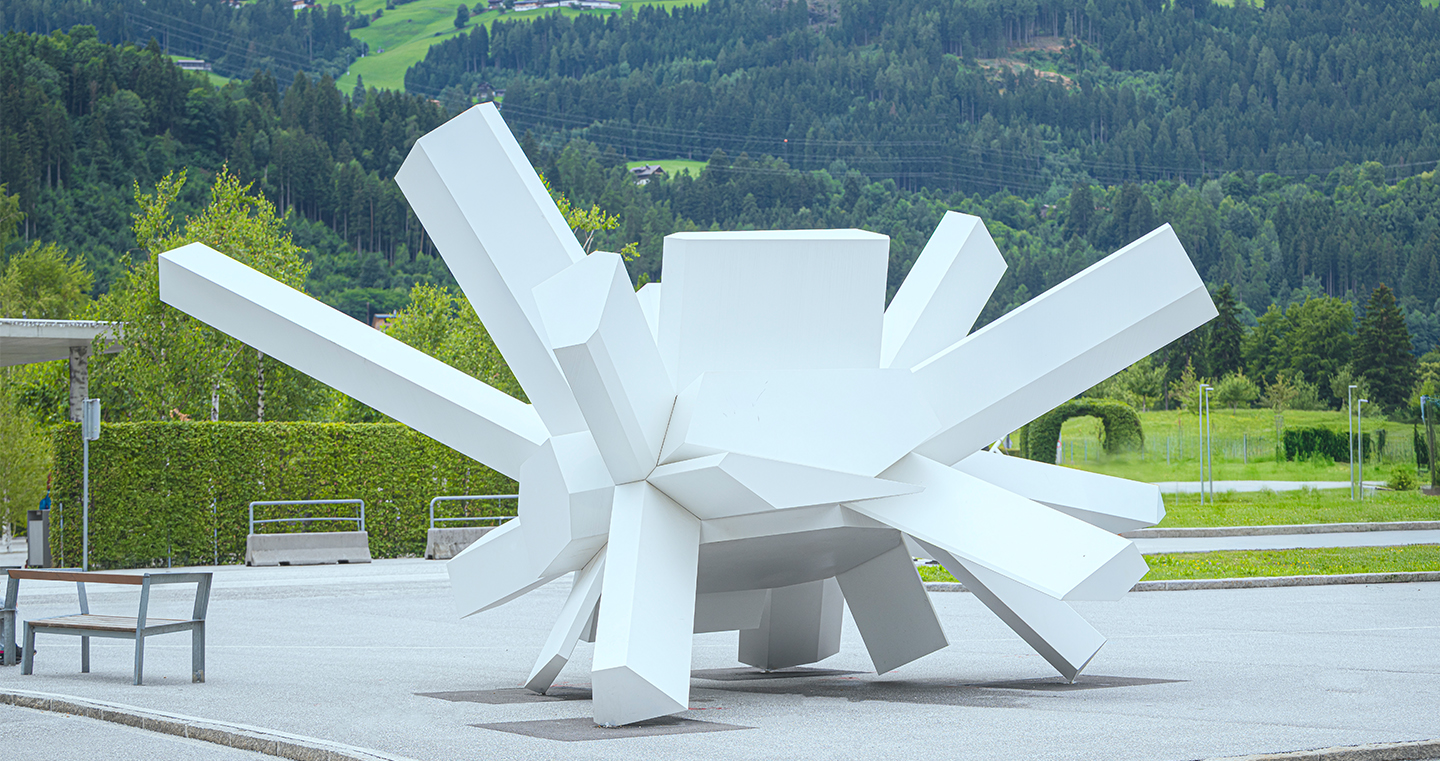 Skulptur 'Giant Rock Growth': Monumentale Felsformation aus Kristall-ähnlichen Strukturen, die aus dem Boden ragen.