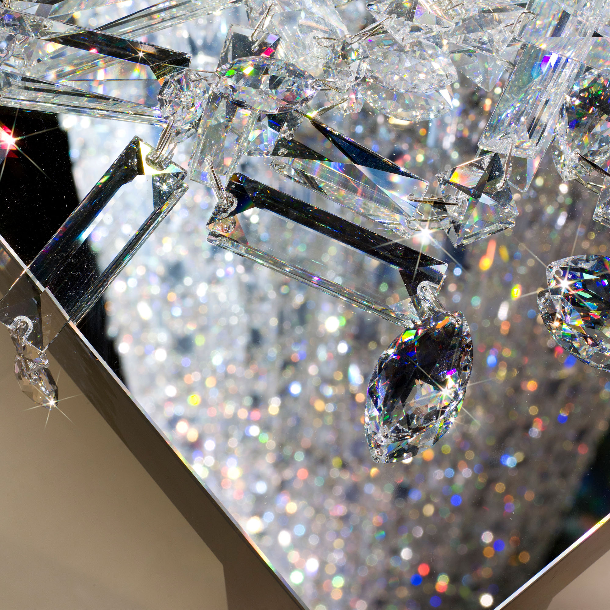 Installation 'Iconic Items': Sammlung bekannter Objekte aus Kristall, kunstvoll inszeniert in einer Vitrine.