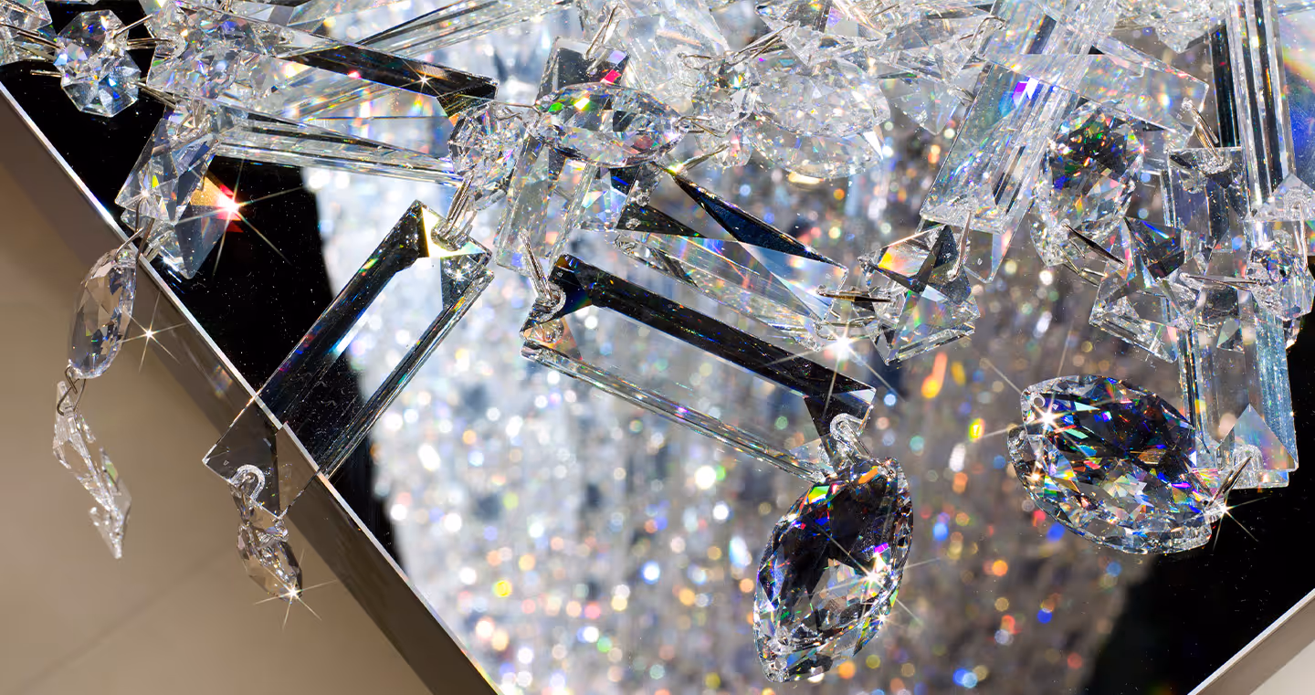 Installation 'Iconic Items': Sammlung bekannter Objekte aus Kristall, kunstvoll inszeniert in einer Vitrine.