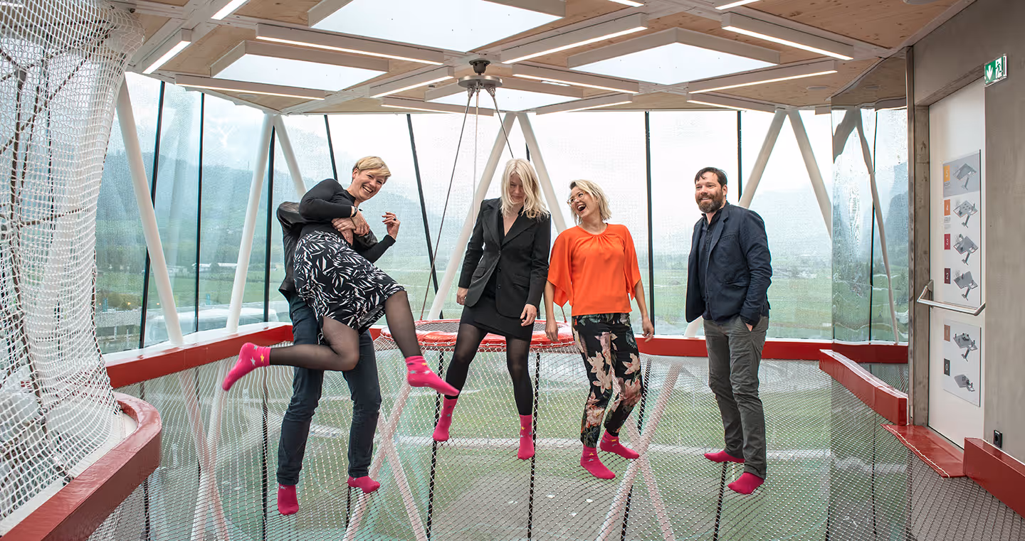 Snøhetta, norwegisches Architekturbüro, 2015 im Gruppenporträt mit mehreren Mitgliedern im Spielturm im Park der Swarovski Kristallwelten.