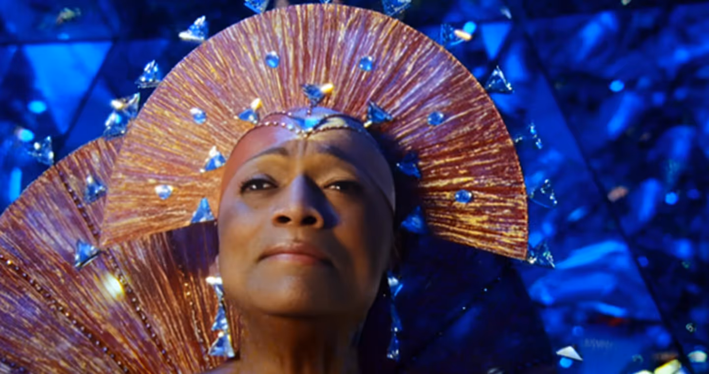 Jessye Norman, US-amerikanische Opernsängerin, im Porträt mit rotem Kostüm und funkelndem Kopfschmuck im Kristalldom.