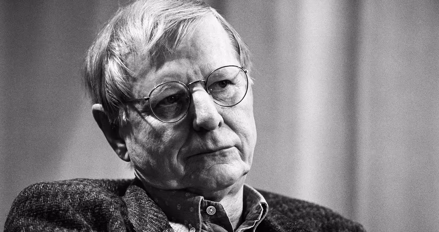 Hans Magnus Enzensberger, deutscher Schriftsteller, im Schwarz-Weiß-Porträt mit Brille, leicht ernster Ausdruck.